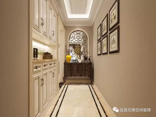 玄關(guān)以簡潔示人，近乎純色的世界，加入簡練直挺的線條，精致小件裝飾品，使空間大氣，悅動生活。【希望客人一進門就能喜歡上這里】