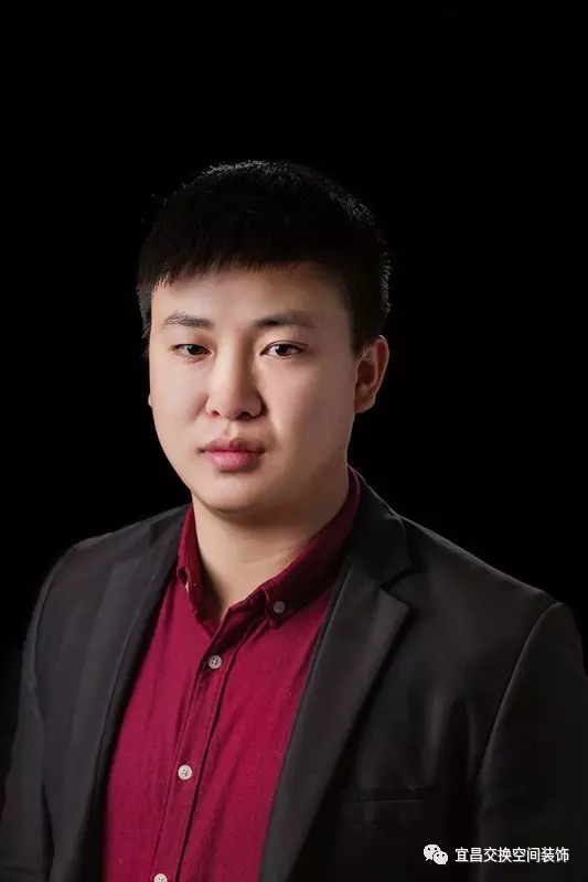 董寬
交換空間裝飾主任設(shè)計師
國家注冊室內(nèi)設(shè)計師
畢業(yè)院校：湖北交通職業(yè)技術(shù)學(xué)院
設(shè)計理念：做設(shè)計如做人，不僅要有個性還要有內(nèi)涵！
經(jīng)典案例：鑫鼎大廈/清江尚玲瓏/清江潤城/梅嶺一號/東郡/香山福久源/宜化新天地/上上城/天域水岸等