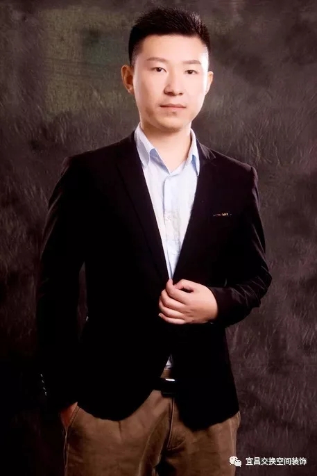黃旋 
交換空間高級主任設(shè)計師
畢業(yè)院校：三峽大學(xué)
設(shè)計理念：生活的沉淀會帶來無限的創(chuàng)意，你我的溝通，我將給你一個完美的享受。
經(jīng)典案例：紫晶城天御/瑪歌莊園/新外灘/宜化新天地/三峽花苑/東辰壹號/半島花園/銀海麗景/武漢航天城/深圳萬科等
